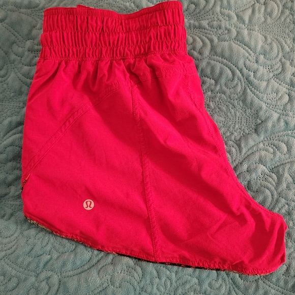 Lululemon reversible shorts size 6 - Picture 4 of 7
